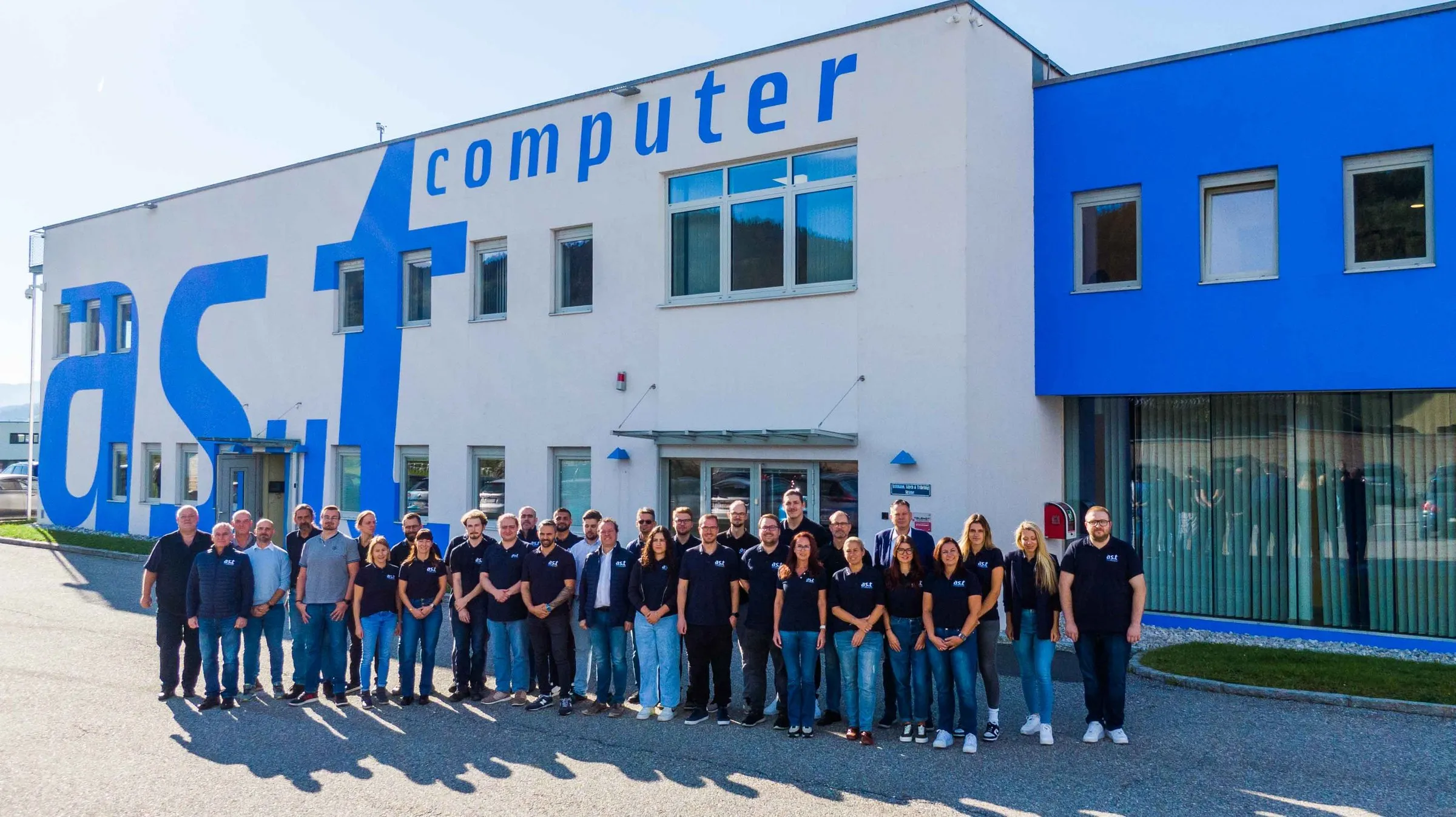 Das Team von asut computer vor dem Firmengebäude in Spittal an der Drau