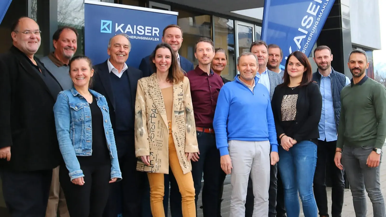 Das Team der Kaiser Versicherungsmakler GmbH mit asut computer vor dem Standort in Spittal an der Drau