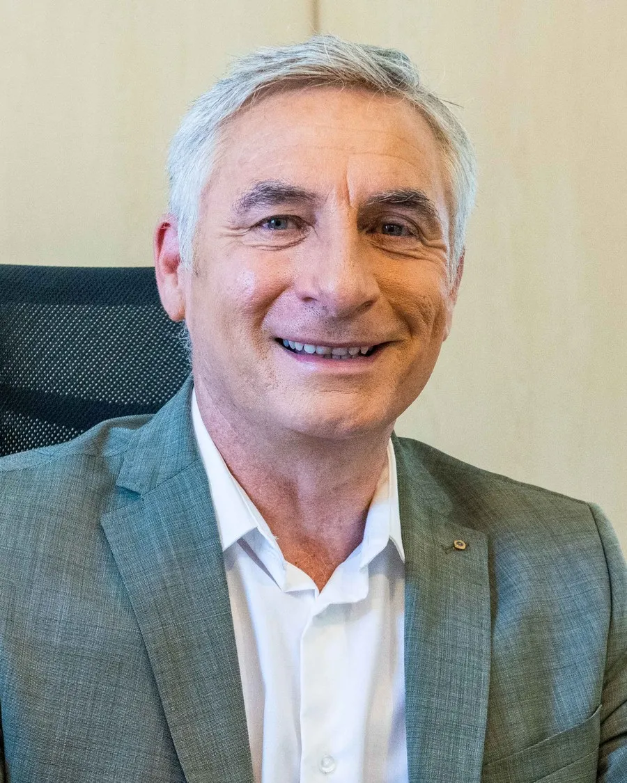 Michael Szirch, Geschäftsführer von asut computer, an seinem Arbeitsplatz