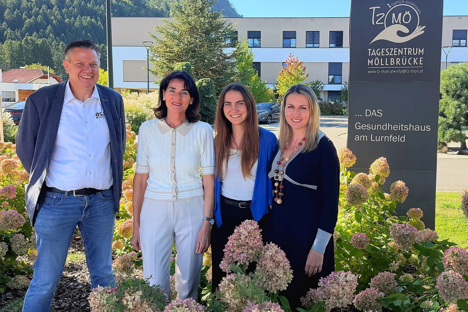 Oliver Kremmer von asut computer mit Mag. Brigitte Stocker, Bernadette Wernle und Marion Nageler vor dem Tageszentrum Möllbrücke