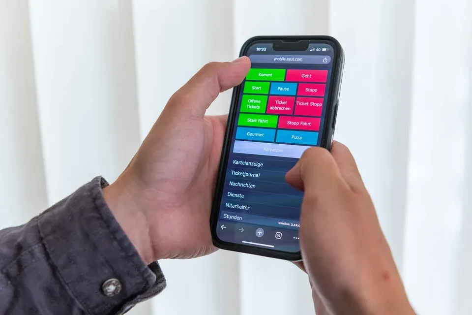 Mitarbeiter stempelt sich mit der Timework-App über den grünen Kommt-Button ein