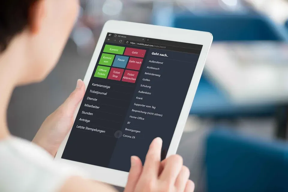Mitarbeiterin bedient die Timework Zeiterfassung am Tablet mit den Buttons Kommt, Geht und Pause