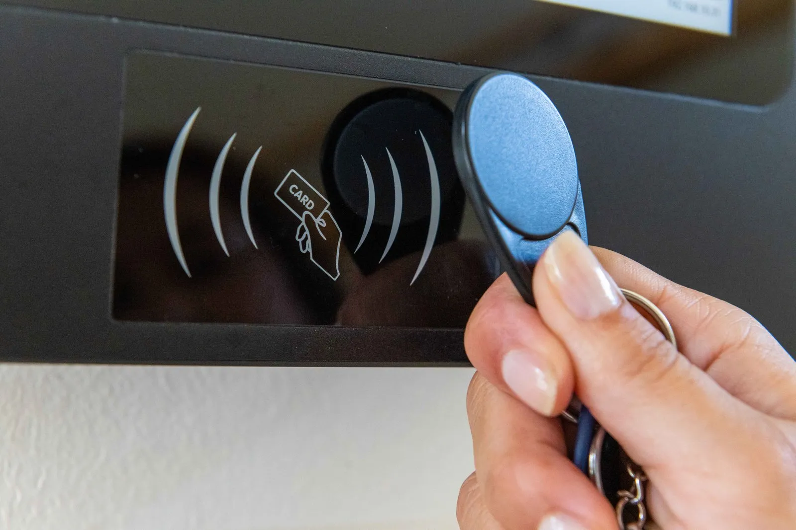 Transponder wird an das RFID-Lesefeld des Timework Terminals gehalten, Nahaufnahme