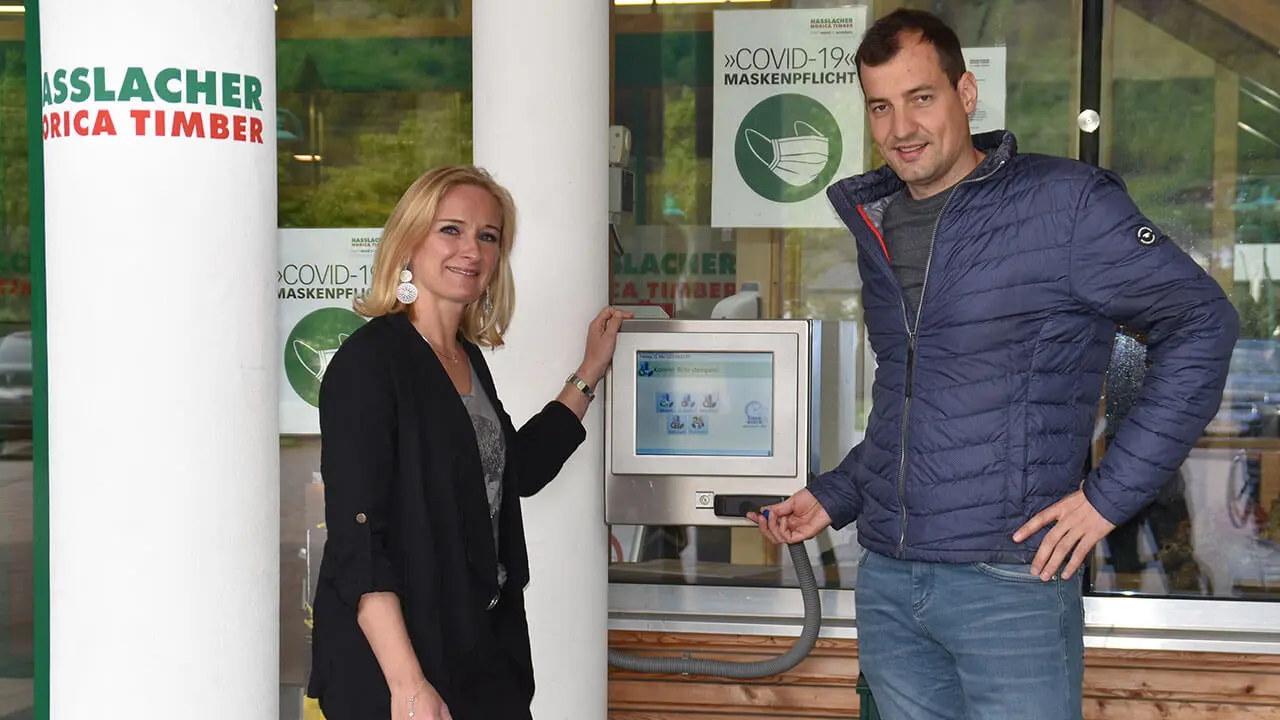 Martin Dabringer und Irmgard Würtz nutzen ein Timework-Terminal zur Zeiterfassung – die innovative Softwarelösung von asut computer.
